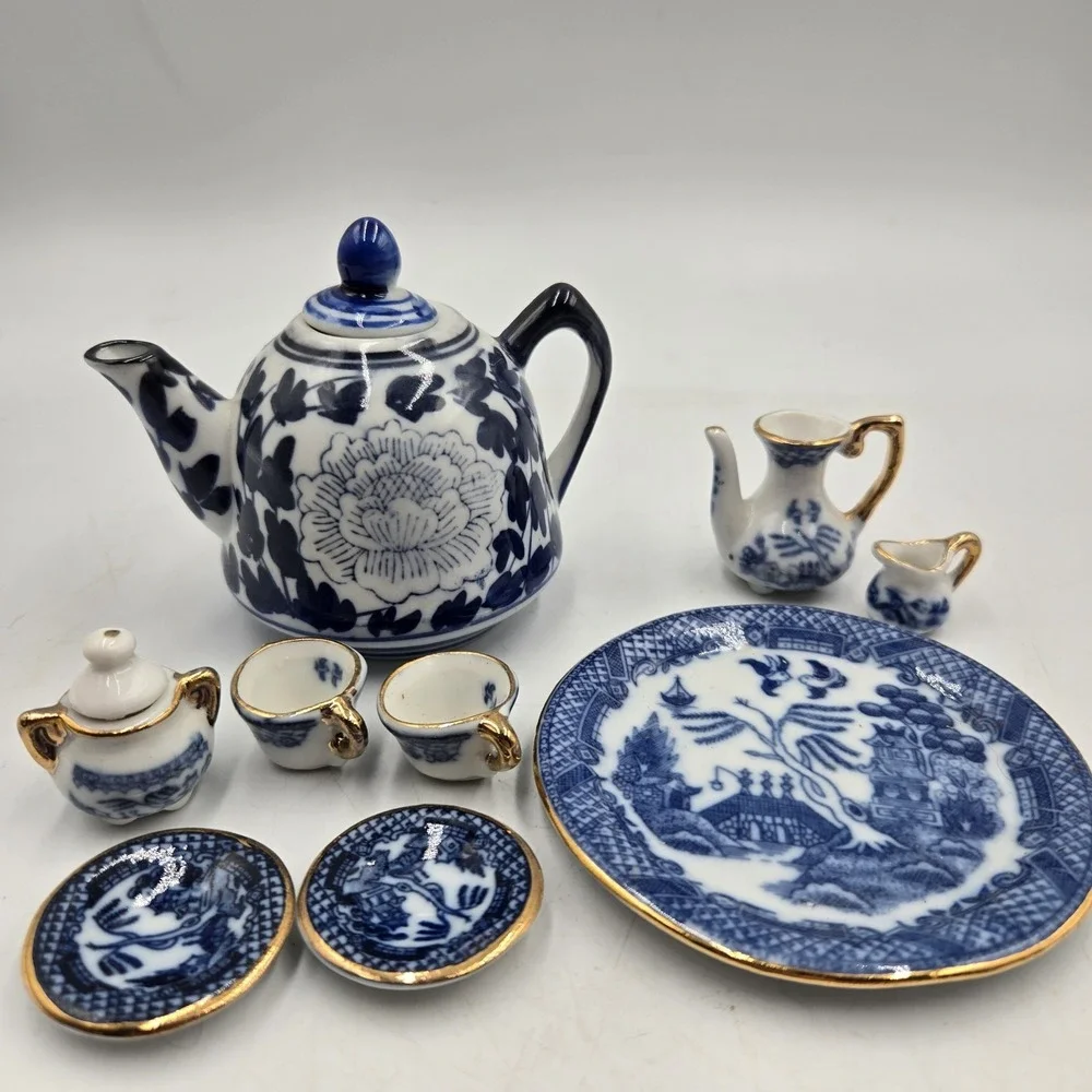 Vtg Miniature Ceramic Tea Set 9 pcs BLUE WILLOW Blue & White w Gold Trim EXC